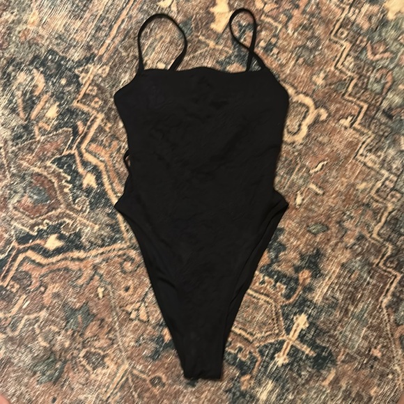 Black Cupshe whole piece - Picture 4 of 5